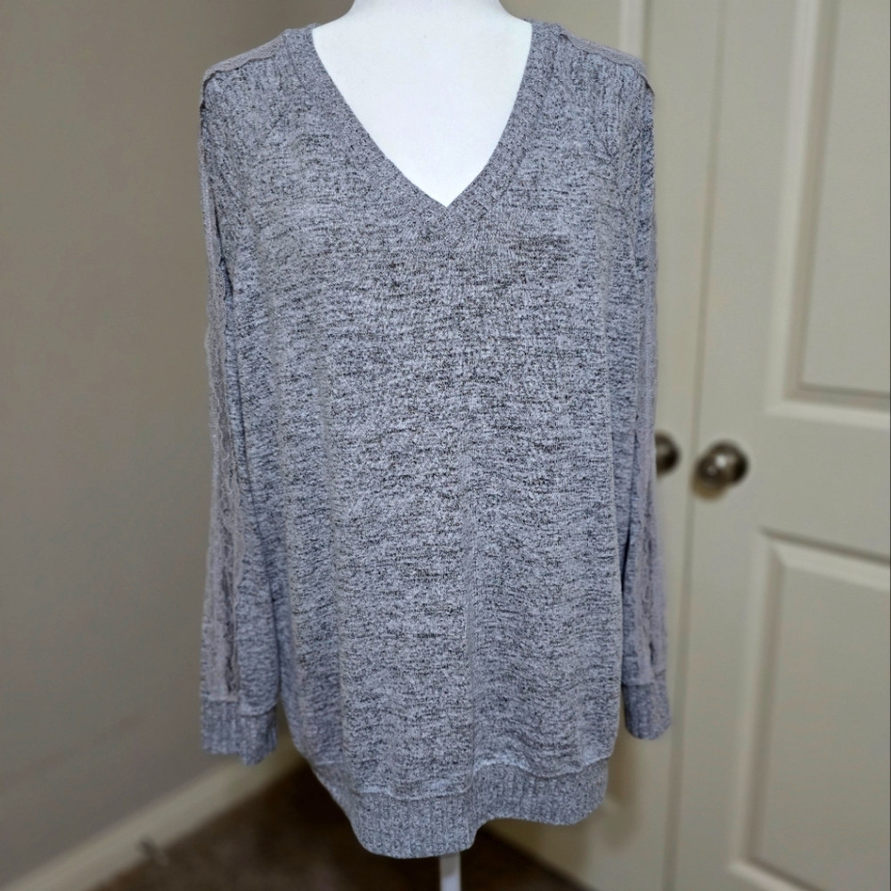 Torrid Super Soft Plush VNeck Lace Pieced Sleeve Raglan Sweatshirt Size 2 (XXL)